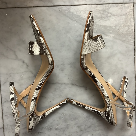 Guess 4” heel in real leather. Size 7.5 US in M Width - Picture 2 of 3